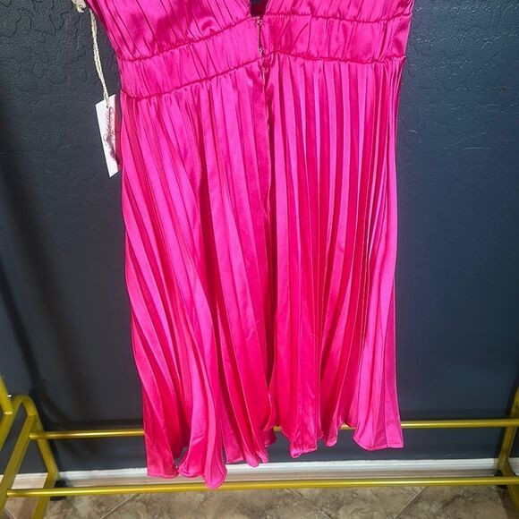 Jessica Simpson Pink dress with V-Neck and Ruched Bust - Picture 4 of 7